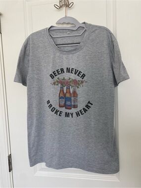 Beer Never Broke My Heart Tee M Gray Graphic Shirt Funny Country Budweiser Coors